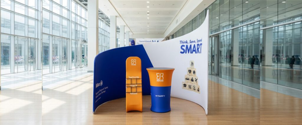 3m x 3m portable exhibition booth set 03 with curved tension fabric backdrop and brochure stand for global trade shows.